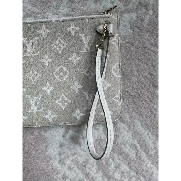 Louis Vuitton Neverfull Limited Edition Sunset Khaki MM Wristlet - Picture 3 of 7